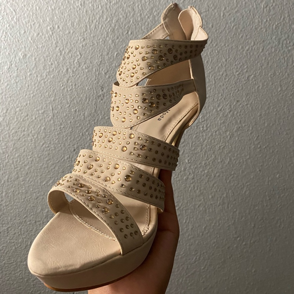SUPER CUTE NUDE HIGH HEELS!!